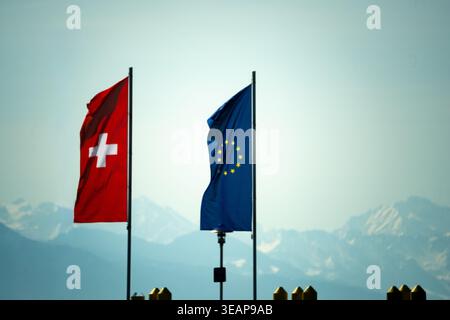 Die Fahnen der Schweiz und der Europäischen Union am Bodensee im April 2026 Stockfoto