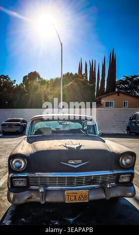 Kalifornien, USA, 30. September 2024, Blick auf den Chevy Car der 1950er-1960er Jahre, der auf einem Parkplatz im Viertel Van Nuys geparkt ist Stockfoto