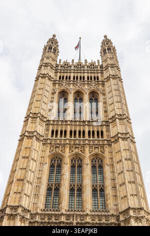 Flacher Blick auf den Victoria Tower am Palace of Westminster Stockfoto