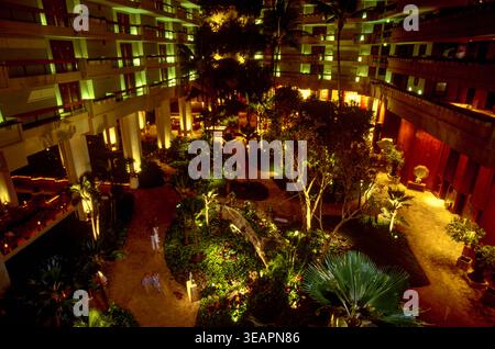 Das Atrium eines gehobenen Hotels in der Abenddämmerung auf Maui Island, Hawaii, USA Stockfoto