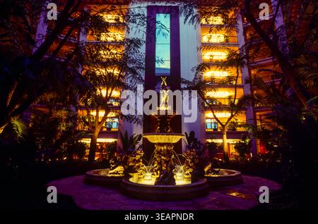 Das Atrium eines gehobenen Hotels in der Abenddämmerung auf Maui Island, Hawaii, USA Stockfoto