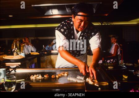 Ein japanischer Koch kocht in einem der Restaurants eines gehobenen Hotels auf Maui Island, Hawaii, USA Stockfoto
