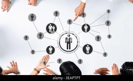 Kollaborative Netzwerkverbindungen werden durch die grafische Darstellung von Einzelpersonen präsentiert, die sich an Teamdynamik und Kommunikationsstrategien beteiligen Stockfoto