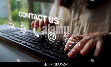 UI-Konzept für den Abschnitt „Kontakt“ mit Symbolen für E-Mail, Web, Telefon und Nachricht. Kontakte- und Supportsymbole helfen, die Geschäftskommunikation zu optimieren Stockfoto