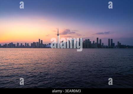 Panoramablick auf die Skyline von Toronto bei Sonnenuntergang auf dem Lake Ontario - Toronto, Ontario, Kanada Stockfoto