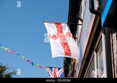 Chalfont St Peter, Buckinghamshire, Großbritannien. April 2026. England und Union Jack flogen heute im Dorf Chalfont St Peter in Buckinghamshire, um den St. George's Day zu feiern. Quelle: Maureen McLean/Alamy Live News Stockfoto