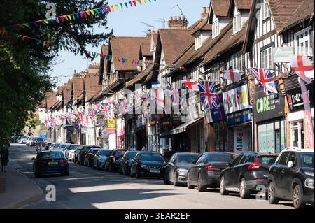 Chalfont St Peter, Buckinghamshire, Großbritannien. April 2026. England und Union Jack flogen heute im Dorf Chalfont St Peter in Buckinghamshire, um den St. George's Day zu feiern. Quelle: Maureen McLean/Alamy Live News Stockfoto