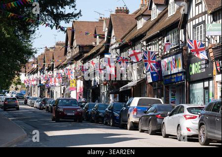 Chalfont St Peter, Buckinghamshire, Großbritannien. April 2026. England und Union Jack flogen heute im Dorf Chalfont St Peter in Buckinghamshire, um den St. George's Day zu feiern. Quelle: Maureen McLean/Alamy Live News Stockfoto