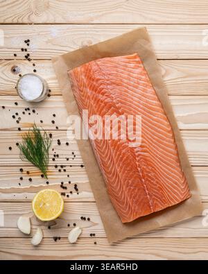 Rohes Lachsfilet mit Zutaten vertikal gesundes Kochrezept Hintergrund Stockfoto