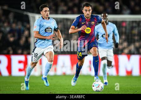 Barcelona, Espagne. April 2026. Pablo DURAN von Celta Vigo und Eric GARCIA von Barcelona während des spanischen Meisterschaftsspiels der LaLiga zwischen FC Barcelona und RC Celta am 22. April 2026 im Camp Nou Stadion in Barcelona, Spanien - Foto Sergio Ros/Matthieu Mirville/DPPI Credit: DPPI Media/Alamy Live News Stockfoto