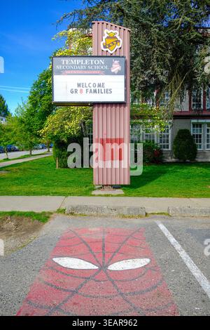 Ein Spider-man-Parkplatz an der Templeton Secondary School in East Vancouver, BC. Stockfoto