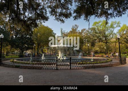 Savannah, USA - 11. März 2026: Blick auf den historischen Brunnen im Forsyth Park in der Innenstadt von Savannah Stockfoto