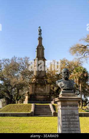Savannah, USA - 11. März 2026: Blick auf das Civil war Monument neben dem Forsyth Park in der Innenstadt von Savannah Stockfoto