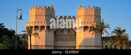 Berühmte Torres de Serranos im Morgenlicht, Valencia, Spanien Stockfoto