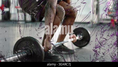 Packende Langhantel, Gewichtheber in Shorts und Schuhen, die sich im Fitnessstudio beugen, mit Tellern, Streifen. Kraft, Powerlifting, Hocke, Deadlift, Training Stockfoto