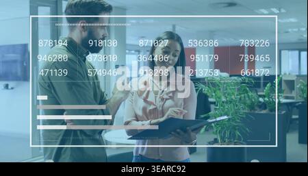 Kollegen in olivfarbenem Hemd und rosafarbener Bluse mit schwarzem Ordner, HUD-Überzug im Büro. Zusammenarbeit, Teamarbeit, AugmentedReality, Analytics, da Stockfoto