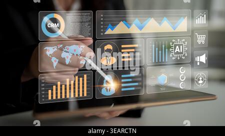 Geschäftsleute analysieren Daten mit interaktivem Touchscreen-Display mit Diagrammen, Diagrammen und digitalen Symbolen für Datenanalyse und Marketing Stockfoto
