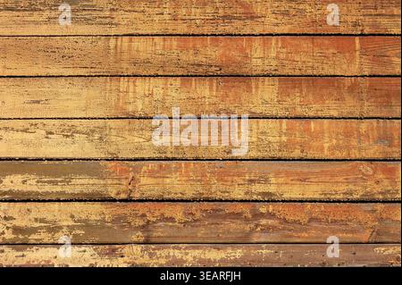 Vintage Textur Hintergrund von zerrissenen alten Holzdielen mit abblätternder gelber Farbe Stockfoto
