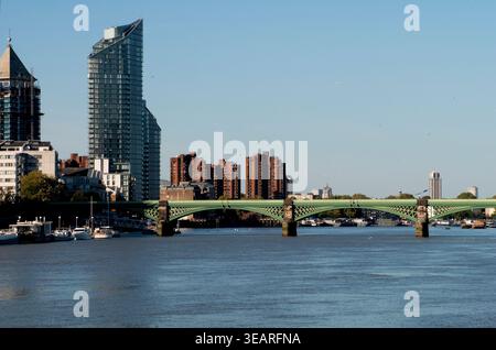 Battersea Railway Bridge und Themse London England Stockfoto