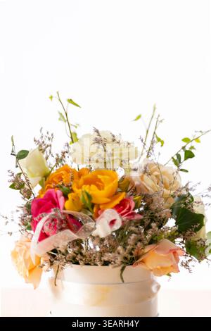 Buntes Blumenstrauß mit Rosen und Nelken in einem dekorativen Topf auf weißem Hintergrund Stockfoto