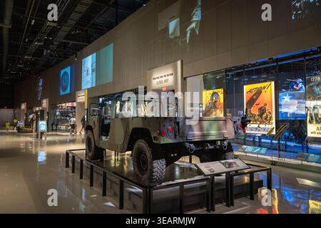 Velvior, VA - 9. Juni 24: HMMWV Humvee taktisches Fahrzeug in einer großen Museumsgalerie im National Museum of the United States Army, Fort Belvo Stockfoto
