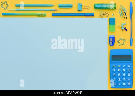 Bildungs- oder Bürokonzept. Blaue Schreibwaren in einer Linie auf einem gelben Rahmen um einen blauen Textbereich. Kreative flache Ladefläche mit Kopierbereich. Stockfoto