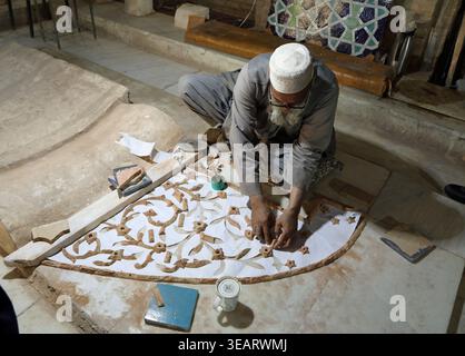 Ein geschickter Handwerker, der an der Restaurierung der Großen Herat-Moschee in Afghanistan arbeitet Stockfoto