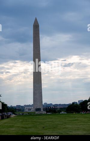 Washington DC, USA - 14. Juni 24: Vertikale Ansicht des Washington Monuments, das sich über dem Rasen der National Mall in Washington, District of Columbia, USA erhebt Stockfoto