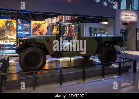 Velvior, VA - 9. Juni 24: Camouflage Humvee Fahrzeug im National Museum of the United States Army, Fort Belvoir, Virginia, USA. Stockfoto