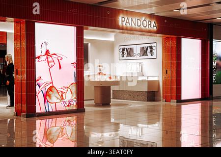 Pandora Store am Flughafen Manchester Terminal 2 in Manchester, Großbritannien am 13. März 2026. Stockfoto