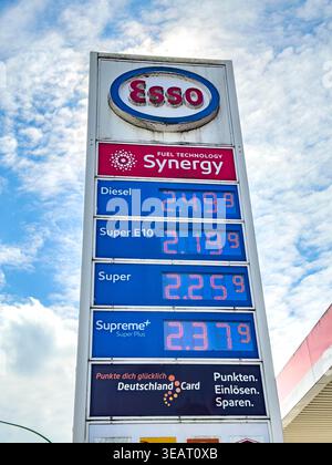 Die Kraftstoffpreise haben ein Allzeithoch erreicht: An dieser Esso-Tankstelle in der Zeunerstraße in Essen, nach dem dai, erreichen Diesel 2,49 Euro pro Liter Stockfoto