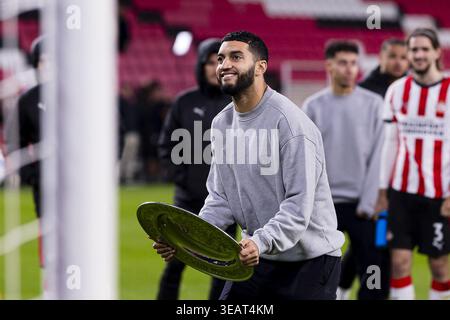 EINDHOVEN , 23-04-2026 , Philips Stadion , Saison 2025 / 2026 , niederländischer Eredivisie Fußball , Spiel zwischen PSV und PEC Zwolle , Bild zeigt PSV Spieler Ismael Saibari, der Trophäe zeigt Stockfoto