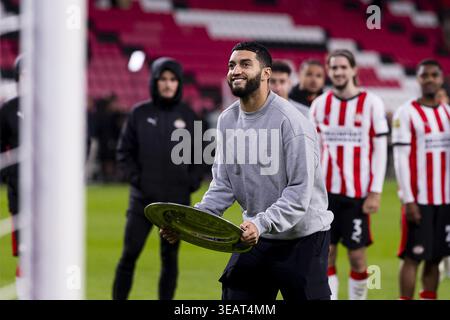 EINDHOVEN , 23-04-2026 , Philips Stadion , Saison 2025 / 2026 , niederländischer Eredivisie Fußball , Spiel zwischen PSV und PEC Zwolle , Bild zeigt PSV Spieler Ismael Saibari, der Trophäe zeigt Stockfoto