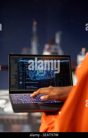Nahaufnahme eines Experten für Offshore-Plattformen, der KI Deep Learning zur Analyse der Effizienz der Ölförderung nutzt. Ingenieur auf Bohrgerät, das Managementsysteme mit neuronalem Netzwerk künstlicher Intelligenz konfiguriert Stockfoto