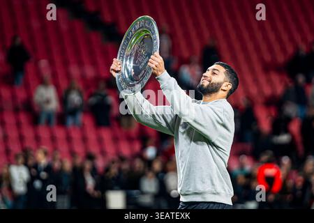 Ismael Saibari vom PSV Eindhoven mit der Meisterschafttrophäe nach dem niederländischen Eredivisie-Spiel zwischen PSV Eindhoven und PEC Zwolle im Philips Stadion am 23. April 2026 in Eindhoven, Niederlande. (Quelle: Kevin Senders/MTB-Photo/Alamy Live News) Stockfoto