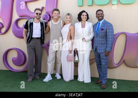 22. April 2026, Beverly Hills, Kalifornien, USA: (L-R) Derek Hough, Robert Irwin, Whitney Carson, Shirley Ballas und Alfonso Ribeiro besuchen den roten Teppich für das Get Real House von Huluâ im Casa Lago. Am 22. April 2026 in Beverly Hills, Kalifornien. (Kreditbild: © Arturo Cordero/OKULARIS via ZUMA Press Wire) NUR REDAKTIONELLE VERWENDUNG! Nicht für kommerzielle ZWECKE! Stockfoto