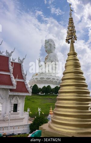 Riesige weiße Guanyin-Statue und Pagode im Wat Huay Pla Kang Tempel in Chiang Rai, Thailand Stockfoto