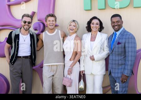 22. April 2026, Beverly Hills, Kalifornien, USA: (L-R) Derek Hough, Robert Irwin, Whitney Carson, Shirley Ballas und Alfonso Ribeiro besuchen den roten Teppich für das Get Real House von Huluâ im Casa Lago. Am 22. April 2026 in Beverly Hills, Kalifornien. (Kreditbild: © Arturo Cordero/OKULARIS via ZUMA Press Wire) NUR REDAKTIONELLE VERWENDUNG! Nicht für kommerzielle ZWECKE! Stockfoto