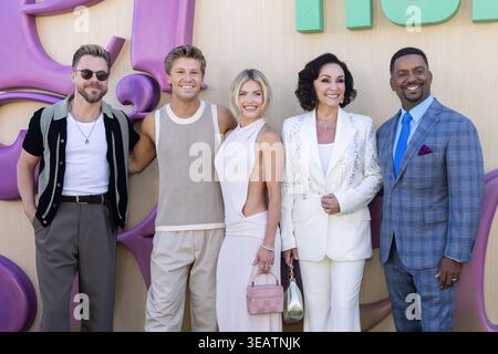 22. April 2026, Beverly Hills, Kalifornien, USA: (L-R) Derek Hough, Robert Irwin, Whitney Carson, Shirley Ballas und Alfonso Ribeiro besuchen den roten Teppich für das Get Real House von Huluâ im Casa Lago. Am 22. April 2026 in Beverly Hills, Kalifornien. (Kreditbild: © Arturo Cordero/OKULARIS via ZUMA Press Wire) NUR REDAKTIONELLE VERWENDUNG! Nicht für kommerzielle ZWECKE! Stockfoto