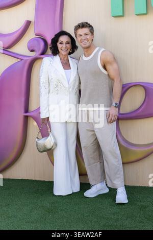 22. April 2026, Beverly Hills, Kalifornien, USA: Robert Irwin und Shirley Ballas besuchen den roten Teppich für Huluâ Get Real House in Casa Lago. Am 22. April 2026 in Beverly Hills, Kalifornien. (Kreditbild: © Arturo Cordero/OKULARIS via ZUMA Press Wire) NUR REDAKTIONELLE VERWENDUNG! Nicht für kommerzielle ZWECKE! Stockfoto