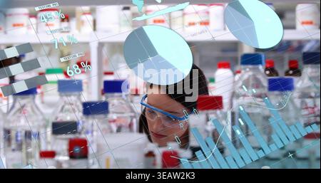 Beobachtung von Wissenschaftlerinnen in weißem Mantel und Schutzbrille auf dem Tisch, mit Reagenzflaschen, AR-Tabellen Stockfoto