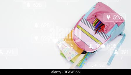 Zeigt Pastellrucksack mit ABC-Zubehör, Notizbuch auf weißem Tisch mit sozialen Pins, Kopierraum Stockfoto