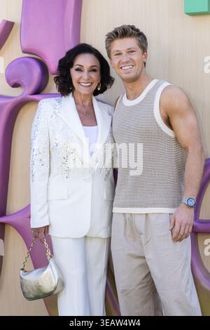 22. April 2026, Beverly Hills, Kalifornien, USA: Robert Irwin und Shirley Ballas besuchen den roten Teppich für Huluâ Get Real House in Casa Lago. Am 22. April 2026 in Beverly Hills, Kalifornien. (Kreditbild: © Arturo Cordero/OKULARIS via ZUMA Press Wire) NUR REDAKTIONELLE VERWENDUNG! Nicht für kommerzielle ZWECKE! Stockfoto