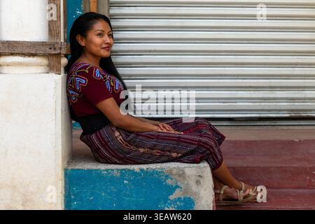 Junge Kaqchikel Maya-Frau in traditioneller Kleidung und Tunika-Bluse in Huipil, Atitlan Lake, Guatemala. Stockfoto