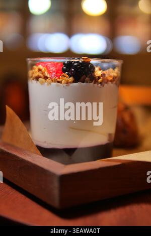 Dessert im Glas mit Obst und Müsli Stockfoto