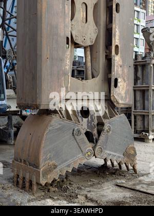 Schwere Greiferschaufel auf schlammigen Baustellen Stockfoto