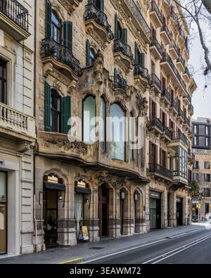 Verschnörkelte katalanische Modernistische Architektur und Fassade in Barcelona, Spanien Stockfoto