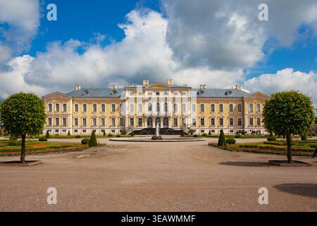 Vorderansicht des Rundāle-Palastes in Lettland, mit seiner eleganten barocken Architektur mit einer symmetrischen Hauptfassade, dekorativen Fenstern und einem zentralen Stockfoto