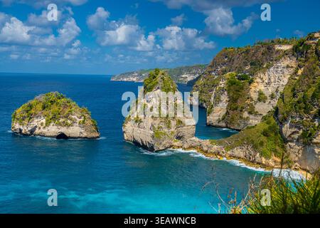 Atemberaubende Aussicht auf die Diamond Beach gebadet vom türkisfarbenen Meer bei einem wunderschönen Sonnenaufgang. Diamond Beach ist einer unberührten, weißen Sand und seidiges Blau ... Stockfoto