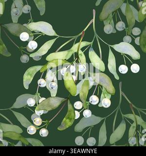 Handgezeichnetes Aquarellmuster von Mistelzweigen. Dieses stimmungsvolle botanische Design zeigt weiche grüne Blätter und leuchtend weiße Perlmuttperlen Stockfoto